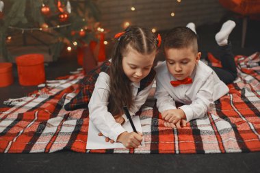 İki çocuk tatil odasında vakit geçiriyor.