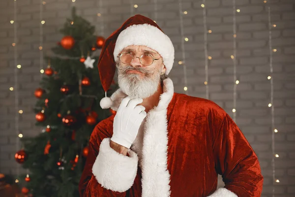 Mężczyzna w kostiumie Świętego Mikołaja patrzący w kamerę — Zdjęcie stockowe
