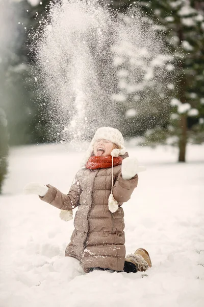 Carina bambina in un parco invernale — Foto Stock