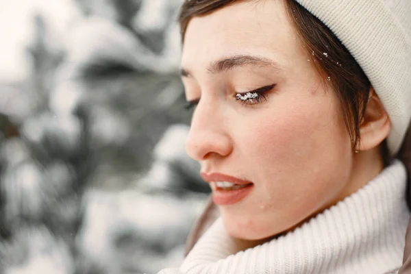 Foto ao ar livre de fêmea acolhedora na floresta de inverno — Fotografia de Stock