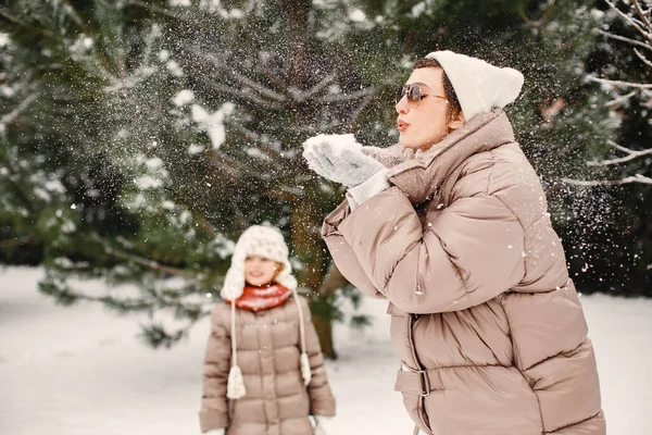 Madre e bambino che giocano nel parco invernale — Foto Stock