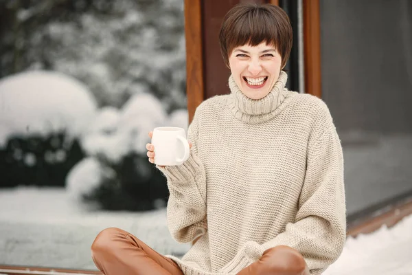 Outdoor-Foto von gemütlichen weiblichen auf der Terrasse — Stockfoto