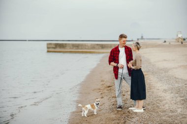 Mutlu çifte bir plajda