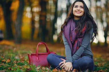 esmer kız rahatlatıcı parkta