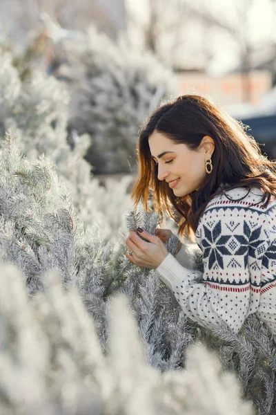 Симпатичная брюнетка в белом свитере с ёлкой — стоковое фото