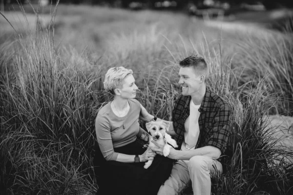 Casal feliz com cão em Chicago — Fotografia de Stock