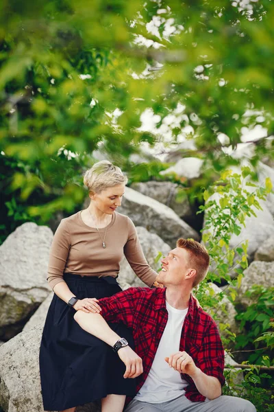 Casal feliz em um parque — Fotografia de Stock