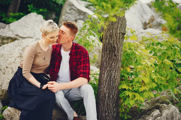 Ευτυχισμένο ζευγάρι σε ένα πάρκο — Φωτογραφία Αρχείου