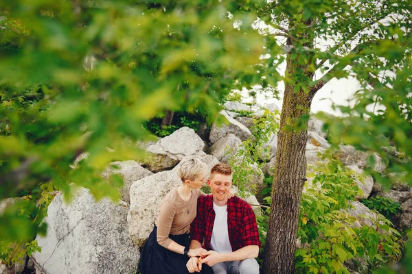 Ευτυχισμένο ζευγάρι σε ένα πάρκο — Φωτογραφία Αρχείου