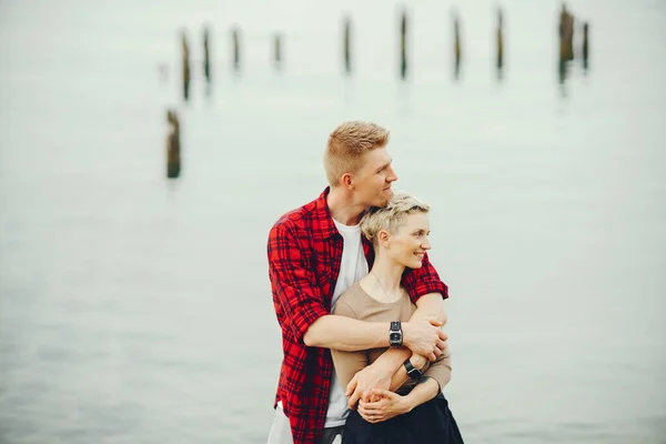 Casal feliz perto do oceano perto do lago Michigan — Fotografia de Stock