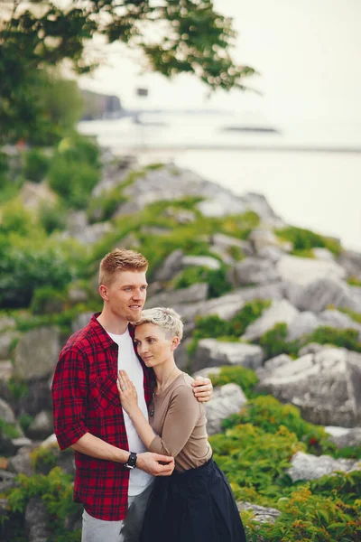 Casal feliz em um parque — Fotografia de Stock