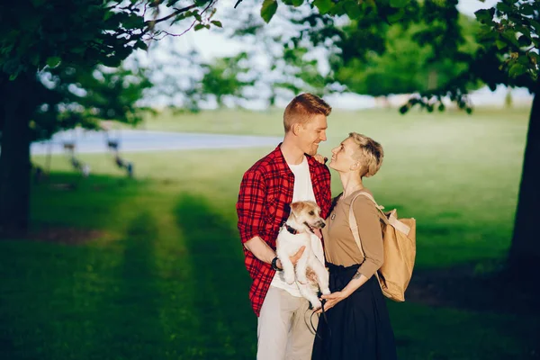 Chicago parkında köpekli mutlu çift — Stok fotoğraf