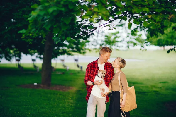 Coppia felice con cane nel parco di Chicago — Foto Stock