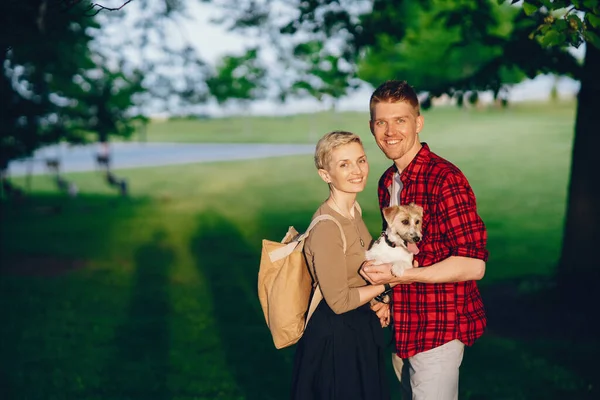 Ευτυχισμένο ζευγάρι με σκύλο στο πάρκο του Σικάγο — Φωτογραφία Αρχείου