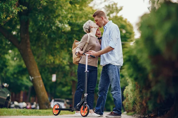 Coppia felice in un parco — Foto Stock