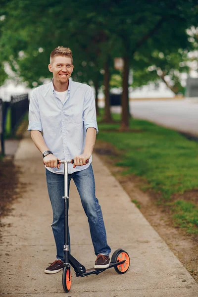 Homem com chute scooter em Chicago — Fotografia de Stock