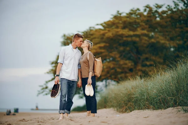 Pareja feliz en una playa — Foto de Stock