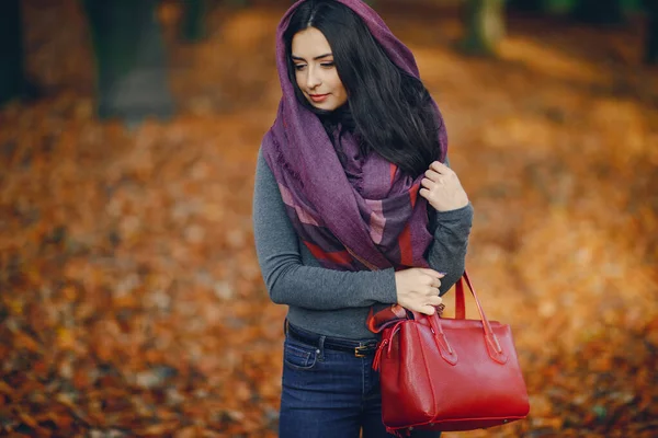 Brünette mädchen relaxen im die park — Stockfoto