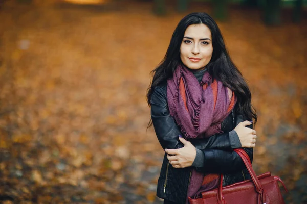 esmer kız rahatlatıcı parkta