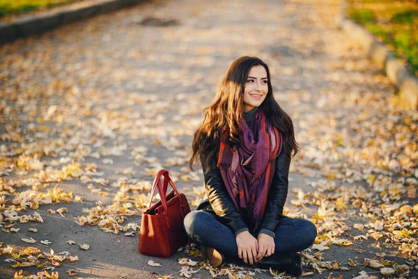 Brunette meisje ontspannen in het park — Stockfoto