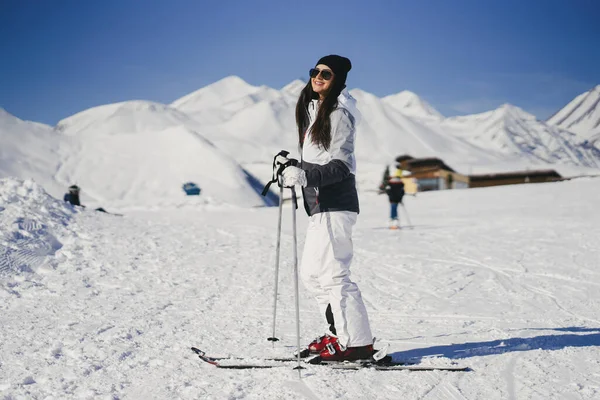 Kvinna i skidort i Colorado — Stockfoto