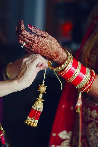 Sposa indù cammina dietro marito tenuta abito — Foto Stock