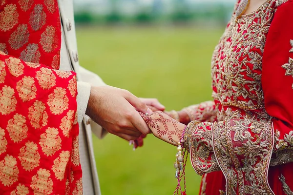 Hinduistické nevěsta chodí za manžela drží kroj — Stock fotografie