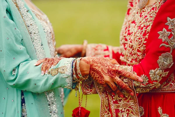 Hinduistické nevěsta chodí za manžela drží kroj — Stock fotografie