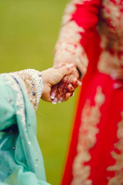 Hinduskie narzeczonej idzie za mąż trzyma strój — Zdjęcie stockowe