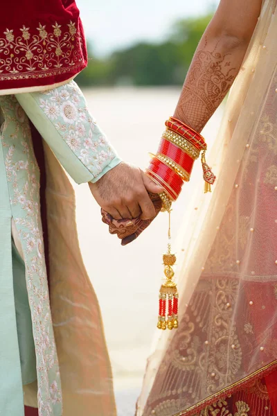 Sposa indù cammina dietro marito tenuta abito — Foto Stock
