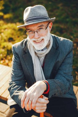 Güneşli bir sonbahar parkta zarif yaşlı adam