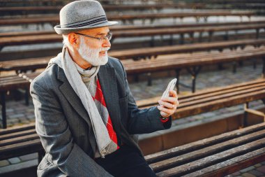 Güneşli bir sonbahar parkta zarif yaşlı adam