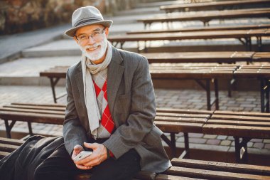 Güneşli bir sonbahar parkta zarif yaşlı adam