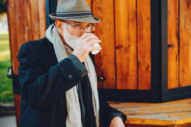 Güneşli bir sonbahar parkta zarif yaşlı adam