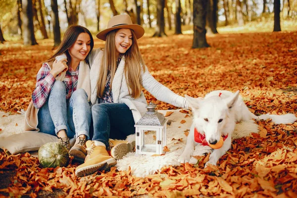 Красивые девушки веселятся в осеннем парке — стоковое фото