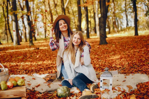 Piękne dziewczyny bawią się w jesiennym parku — Zdjęcie stockowe