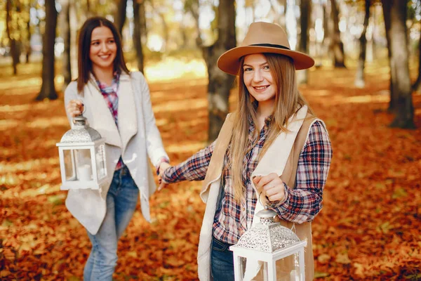 Красивые девушки веселятся в осеннем парке — стоковое фото