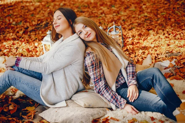 Meninas bonitas se divertir em um parque de outono — Fotografia de Stock