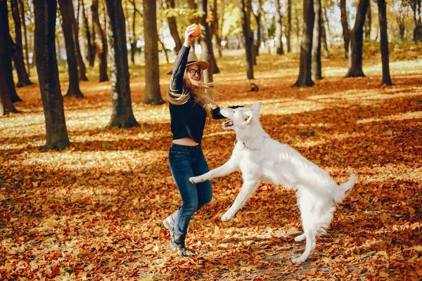 Krásné dívky se baví v podzimním parku — Stock fotografie