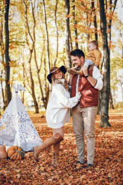 Parkta güzel ve şık bir aile.