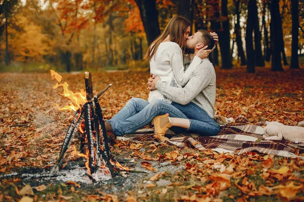 Zarif çift sonbahar parkında vakit geçiriyor.