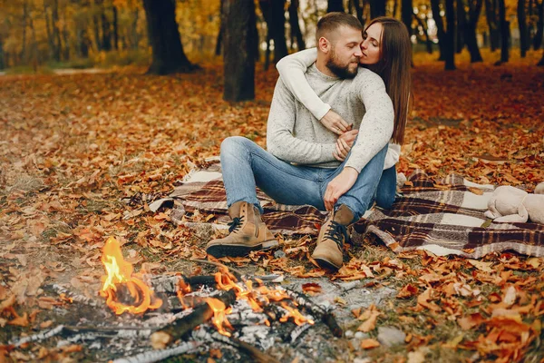 Zarif çift sonbahar parkında vakit geçiriyor.