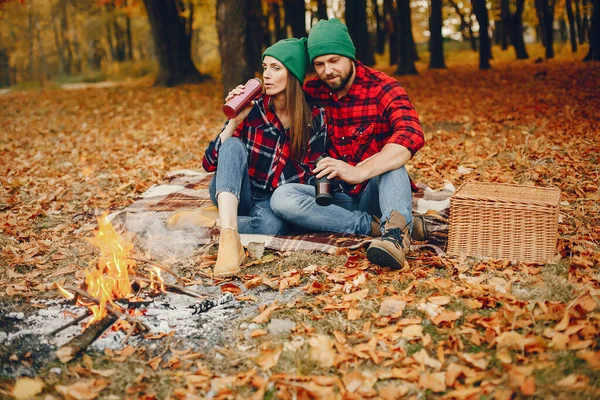 Zarif çift sonbahar parkında vakit geçiriyor.