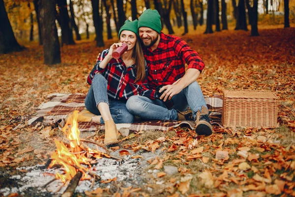 Zarif çift sonbahar parkında vakit geçiriyor.