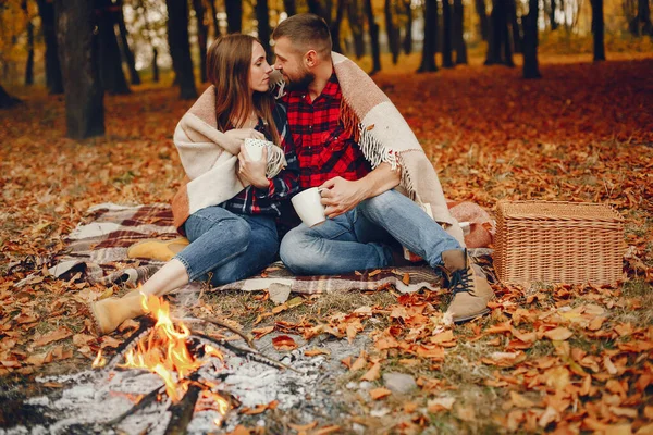 Κομψό ζευγάρι περνούν το χρόνο τους σε ένα πάρκο φθινόπωρο — Φωτογραφία Αρχείου