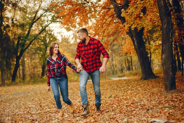 Elegante pareja pasar tiempo en un parque de otoño —  Fotos de Stock