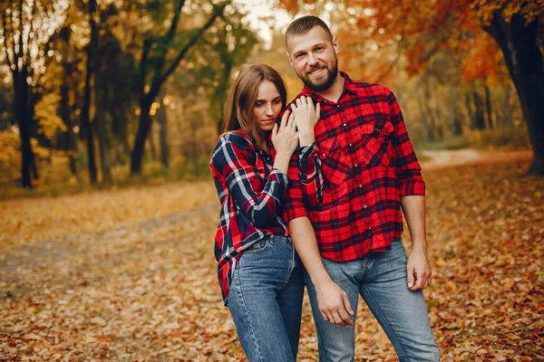 Elegant couple spend time in a autumn park — Stock Photo, Image