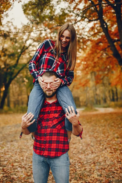 Elegant couple spend time in a autumn park — Stock Photo, Image