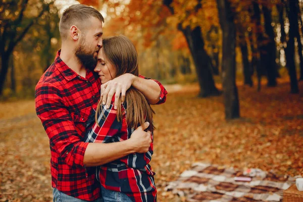 Elegant par tillbringa tid i en höstpark — Stockfoto