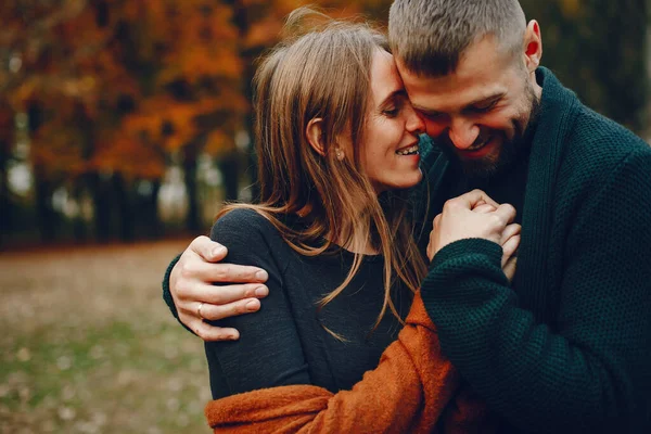 優雅なカップルは秋の公園で時間を過ごす — ストック写真